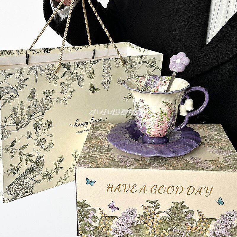 Tazza romantica viola in rilievo con piattino, confezione regalo con cucchiaino e sacchetto.