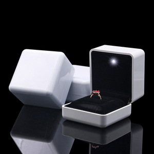 Caja de Embalaje para Joyería con Luces LED, Pintura Reflectante Personalizada, Venta al por Mayor de Cajas de Joyería de Alta Calidad - Product Image 2
