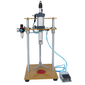 Máquina neumática semiautomática para tapar botellas de cerveza, refrescos y bebidas con tapas de corona de vidrio o metal. - Product Image 2