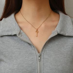 Collier pendentif clé vintage de luxe léger en acier inoxydable doré 14 carats, couleur claire, inaltérable, pour homme et femme - Product Image 2