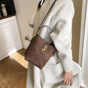 <span class=keywords><strong>Sac</strong></span> seau en cuir véritable pour <span class=keywords><strong>femme</strong></span>, nouvelle collection automne/hiver 2026, design de niche, simple et décontracté, <span class=keywords><strong>sac</strong></span> à bandoulière polyvalent - Product Image 4