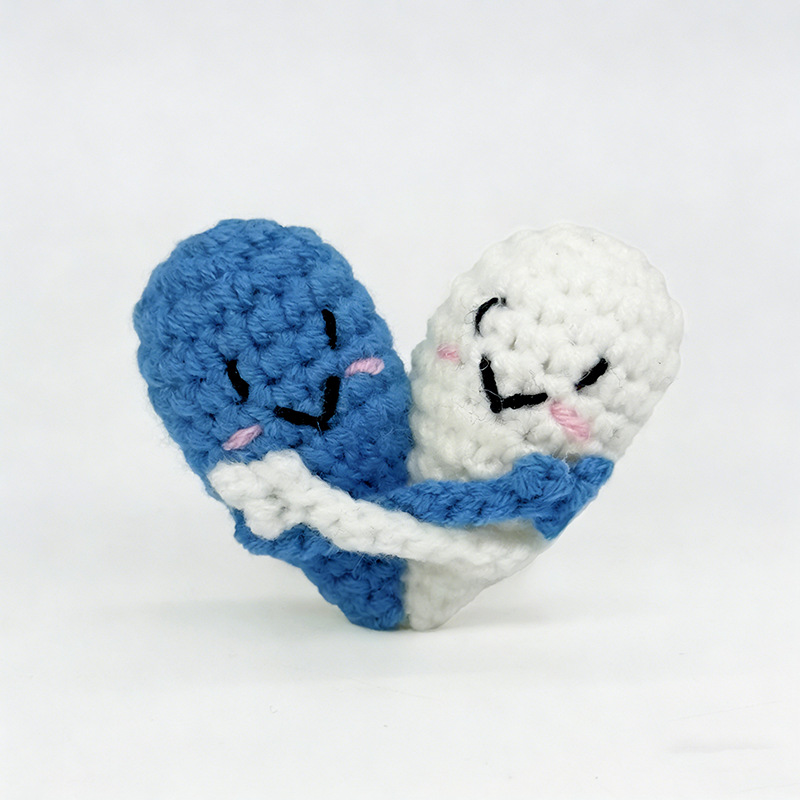 Amanti del blu e del bianco si abbracciano