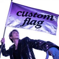 Drapeau promotionnel personnalisé avec logo imprimé numériquement sur toile polyester verticale, taille sur mesure, double face, avec bande de fixation en toile.