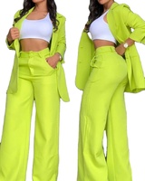 Ensemble tailleur tendance pour femme 2026 : veste à manches fendues et pantalon avec poches