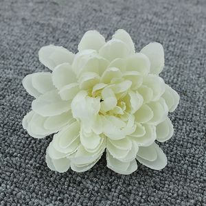 Fábrica al por mayor China Amarillo Blanco artificial crisantemo <span class=keywords><strong>flores</strong></span> <span class=keywords><strong>de</strong></span> seda cabeza flor artificial <span class=keywords><strong>para</strong></span> decoración funeraria - Product Image 4