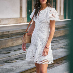 Robe mini élégante blanche à col rond, volants et boutons, en dentelle, design OEM, 100% coton, sur mesure pour femmes - Product Image 3