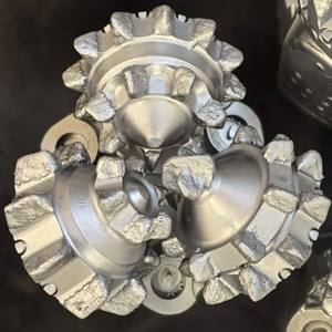 ดอกสว่านเจาะน้ำแบบ Tricone ขนาด 10 <span class=keywords><strong>5</strong></span> <span class=keywords><strong>8</strong></span> นิ้ว พร้อมลูกปืนแบบปิดผนึกและฟันกัดแบบ Roller Cone สำหรับอุปกรณ์ขุดเจาะบ่อน้ำ มีจำหน่าย - Product Image 1