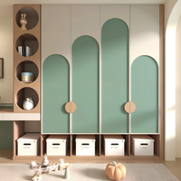 Armoire intégrée sur mesure de conception compacte avec un aménagement de cloisons flexible pour la chambre d'amis, la literie, les couvertures de rechange et les articles occasionnels