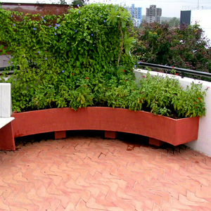 Pot de fleurs incurvé rouge élégant au design classique moderne, en FRP léger, incassable, finition lisse et brillante, pour terrasse extérieure - Product Image 1
