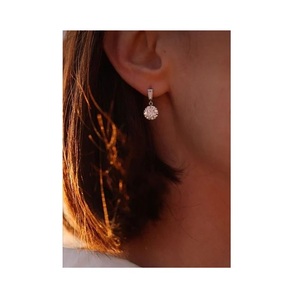 Pendientes de compromiso de moissanita en oferta para mujer, ideales para uso diario, reuniones sociales y bodas, disponibles al mejor precio. - Product Image 1