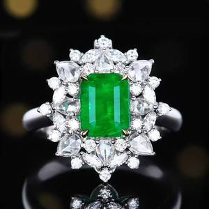 Anillo de Esmeralda Verde Natural de 1.99 Quilates en Oro de 18K con 48 Diamantes de Corte Brillante, Joyería Fina con Halo Floral de Lujo - Product Image 1