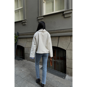 Manteau en laine crème pour l'automne/hiver avec décoration boutonnée, longueur courte, tricoté - Product Image 1