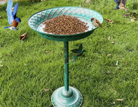 Mangeoire à oiseaux rétro en fer forgé avec piquet de sol, étanche, pour extérieur, station de bain et de nourrissage des oiseaux, plateau artisanal pour pelouse et cour, marque YUIIN