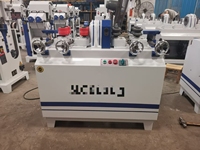 Machine de fraisage automatique à double tête pour la production de manches de balai en bois