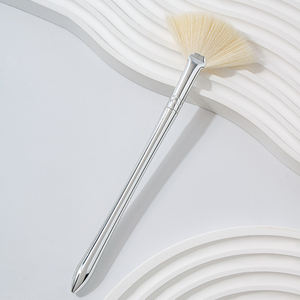 Professionnel Vegan Petit Masque Facial Soins De La Peau <span class=keywords><strong>Fluffy</strong></span> Fan Brosses Esthéticienne Argent Maquillage Utilisation Personnalisée pour Le Visage - Product Image 3