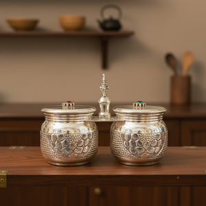 Juego de recipientes dobles para especias de plata vintage con diseño floral en relieve y asa decorativa para una decoración elegante de la cocina. - Product Image 1