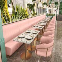 Ensemble de mobilier de restaurant et café chic pour glacier : banquettes en velours rose, chaises et tables de restauration