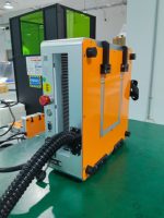 Machine de nettoyage laser portative compacte 200W 300W 500W à fibre pulsée pour décapage de rouille, d'oxyde et de peinture sur métal