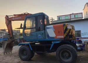 Excavatrice Hitachi EX100 10T d'occasion la plus vendue, machine sur roues de seconde main avec attache rapide, brise-roche et tarière, certifiée CE - Product Image 3