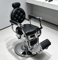 Fauteuil de barbier noir capitonné, base chromée polie, fauteuil de coiffure pivotant inclinable avec repose-pieds.