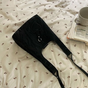 กระเป๋าถือทรงหัวใจสำหรับผู้หญิง สีเทา ตัวล็อคแม่เหล็ก เหมาะกับชุดลำลอง วันวาเลนไทน์ กระเป๋าสะพายข้างสุดเก๋ - Product Image 4