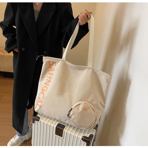 <span class=keywords><strong>Nunca</strong></span> más pierdas tus auriculares con esta bolsa de mano para auriculares, una bolsa de nailon duradera y una espaciosa bolsa de mano grande. - Product Image 6