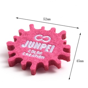 Insignia Bordada con Logotipo Personalizado, Botón de Plástico, Insignia de Fieltro Rosa, Clip para Insignia, Pin de Seguridad - Product Image 6