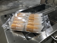 Machine d'emballage automatique à mouvement de boîte pour produits alimentaires (biscuits, gaufres, pain, gâteaux, nouilles instantanées) Sacs en plastique/papier