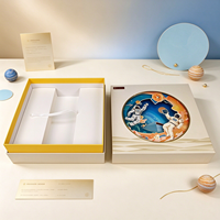 Boîte cadeau rigide carrée personnalisée, boîte en papier crème de luxe avec illustration ronde d'astronaute en 3D, plateau intérieur jaune pour cadeau de festival