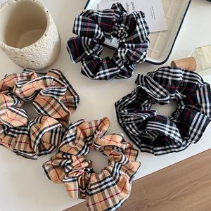 Scrunchies en tissu à carreaux vintage pour femmes, accessoires pour cheveux doux et élastiques - Product Image 1