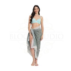Sarong en coton imprimé à la main gris tourterelle et vert porcelaine pour femme, léger, idéal pour la plage et les vacances d'été - Product Image 3