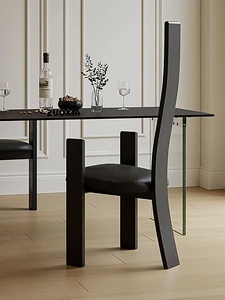 Sedia da pranzo Wabi con schienale alto a doghe e braccioli, struttura in legno di gomma nero, seduta imbottita in morbida pelle, gambe solide e spesse - Product Image 5