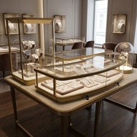 Vitrine de présentation de bijoux en laiton doré moderne de luxe sur mesure avec éclairage LED, comptoir en verre verrouillable en métal pour magasin de détail