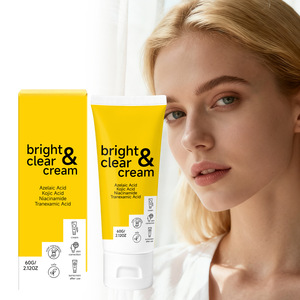 Crema idratante radiosa dalla texture ricca e vellutata, nutre la pelle del viso lasciandola idratata per IT ore, per un effetto luminoso e radioso. - Product Image 1