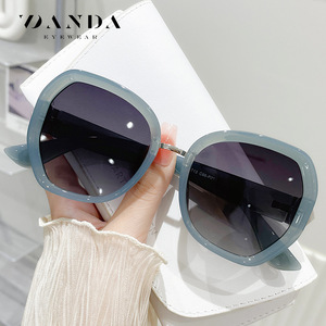DANDA Lunettes de soleil polarisées TJ713, monture rectangulaire complète, UV400, lunettes de soleil de voyage à la mode pour femmes - Product Image 2