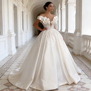 プラスサイズのフランスのオートクチュールウェディングドレス |   深いVネックと3Dフラワーが特徴のカテドラルトレインガウン - Product Image 1