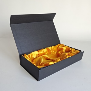 Caja de cartón con solapa de cierre magnético negro con estampado mate personalizado <span class=keywords><strong>Royal</strong></span> de lujo, caja de regalo con tapa abatible con satén - Product Image 1