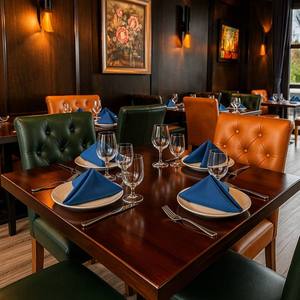 Juego de Muebles de Restaurante Contemporáneo, Mesa de Madera con Sillas Tapizadas, Diseño Moderno para Espacio de Comedor Comercial - Product Image 4