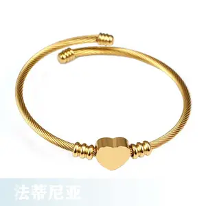 Bracelet de haute qualité en acier inoxydable 316L au design classique Bracelet en fil plaqué or réglable en forme de cœur pour femme