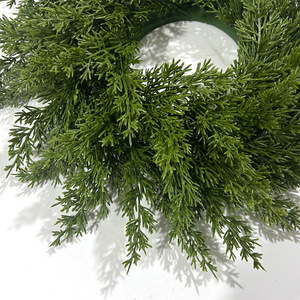 Guirnalda artificial de pino y ciprés, planta verde artificial para colgar en la pared, decoración navideña para la puerta del hogar. - Product Image 3
