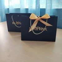 Sac cadeau en papier noir de luxe avec logo personnalisé en feuille d'or et poignée en ruban, emballage boutique pour le shopping