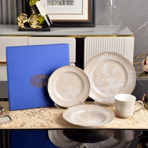 Juego de Platos de Cerámica Beige de Lujo con Relieve Floral Blanco y Borde Dorado, Vajilla Elegante de Porcelana Fina - Product Image 5