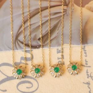 Collier pendentif Xinfly en or véritable 18 carats avec émeraude naturelle 0,16 ct et diamant 0,05 ct, bijoux fins en or 750, motif chrysanthème, cadeau, vente en gros - Product Image 1