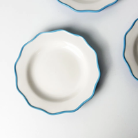 Ensemble de plats à dîner en céramique de style rétro européen, bord bleu, forme festonnée, design floral, plats de service, plats festonnés pour mariage