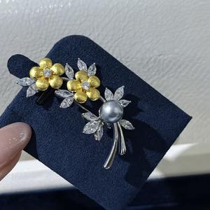 Broche de Perla de Agua de Mar con Cristal en Forma de Pétalo Gris Platino, Adorno de Moda, Venta al por Mayor y al Detal - Product Image 5