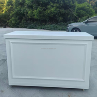 Idées de comptoir de bar de mariage blanc moderne, comptoir de réception personnalisé en surface solide pour événements commerciaux avec roulettes
