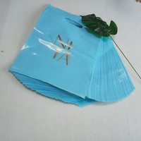 Sacs de shopping personnalisés avec nom de marque, logo imprimé sur mesure, sacs en plastique à poignée découpée pour emballage de vêtements de boutique