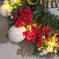 Guirlande de Noël artificielle pré-éclairée avec lumières LED, baies rouges, cônes de pin et inscription Joyeux Noël pour la décoration des fêtes
