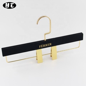 <span class=keywords><strong>Cintre</strong></span> en <span class=keywords><strong>velours</strong></span> noir antidérapant floqué <span class=keywords><strong>cintre</strong></span> en plastique avec logo personnalisé - Product Image 5