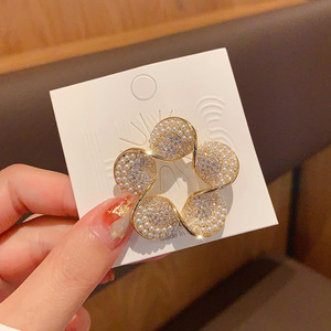 Nuevo Broche de Lujo, Exquisito Broche de Diamantes Brillantes y Perlas con Diseño de Flor en el Pecho, Broche de Alta Gama con Sentido del Diseño, Accesorio de Temperamento - Product Image 4